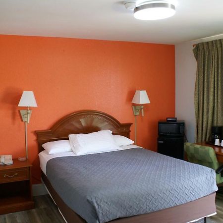 Whispering Pines Motel - แอชวิลล์ ภายนอก รูปภาพ