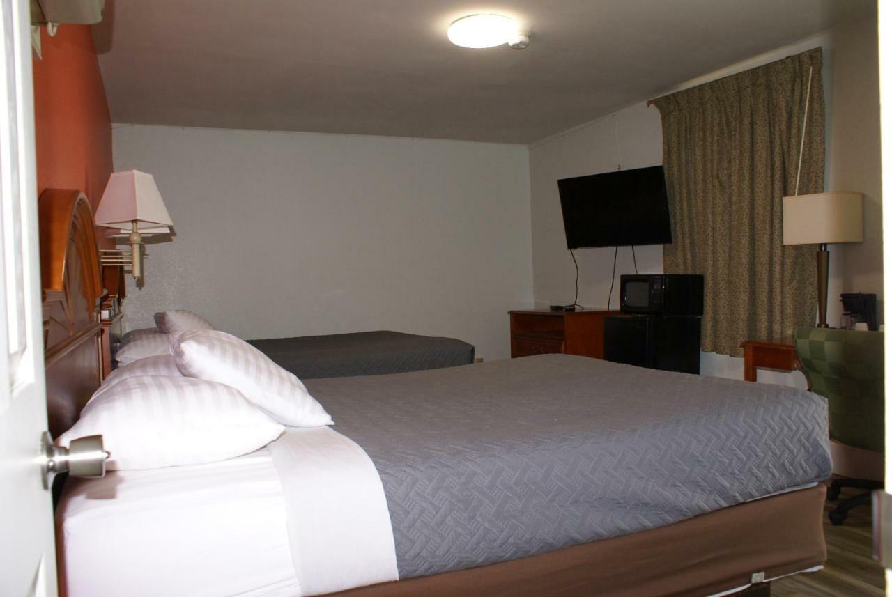 Whispering Pines Motel - แอชวิลล์ ภายนอก รูปภาพ