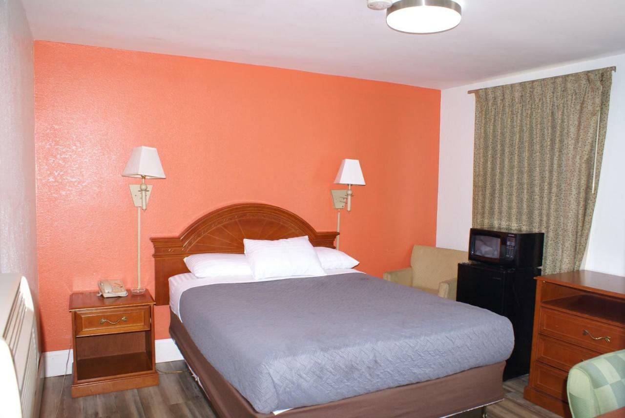 Whispering Pines Motel - แอชวิลล์ ภายนอก รูปภาพ