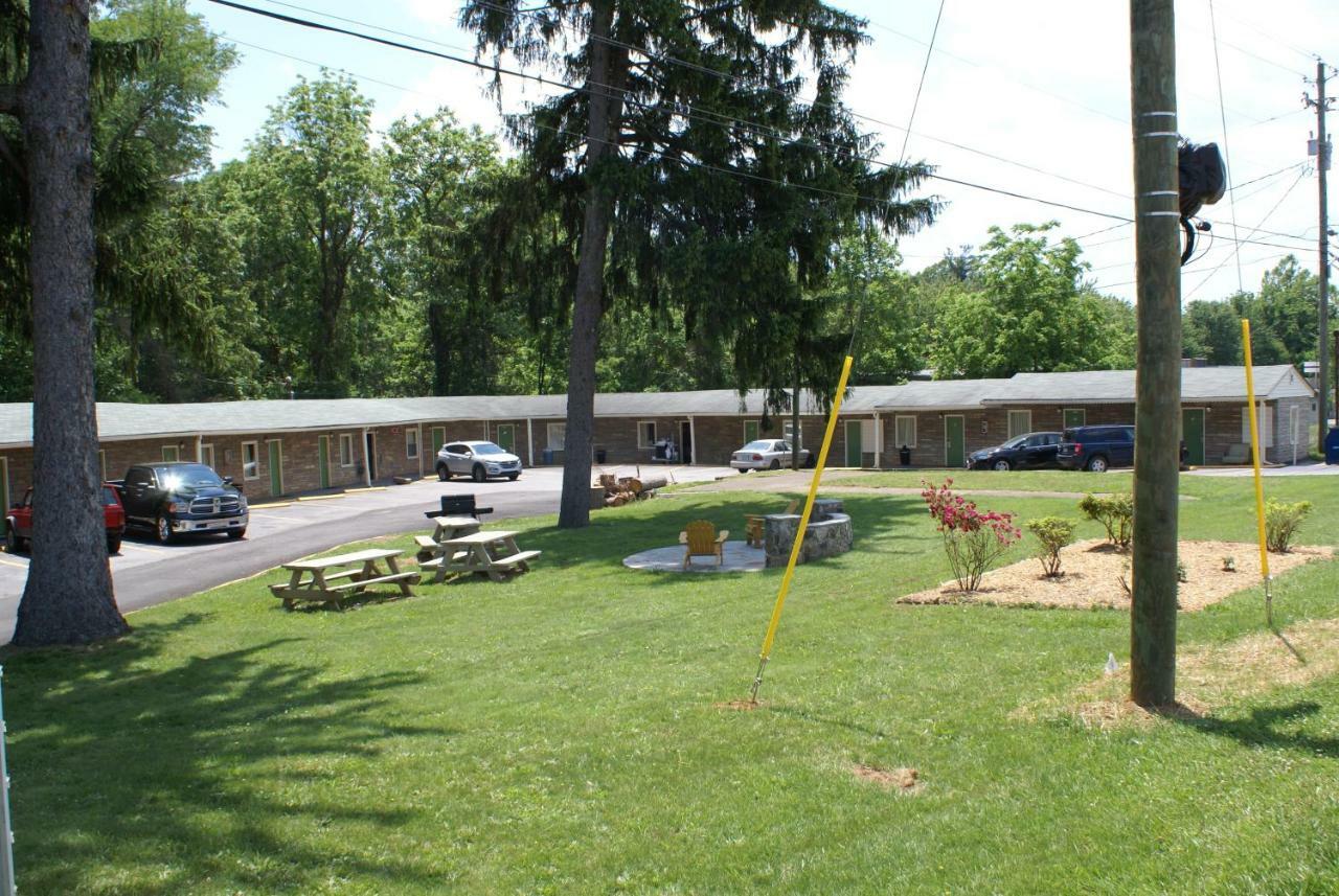 Whispering Pines Motel - แอชวิลล์ ภายนอก รูปภาพ