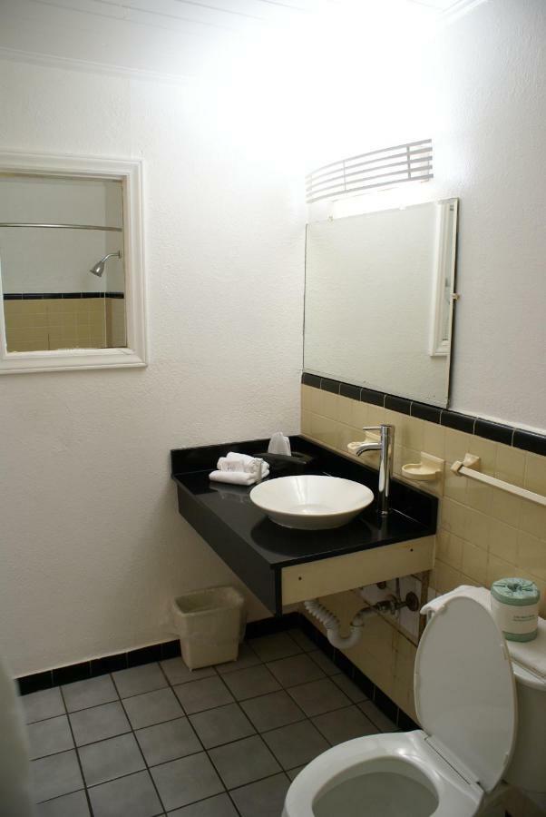 Whispering Pines Motel - แอชวิลล์ ภายนอก รูปภาพ